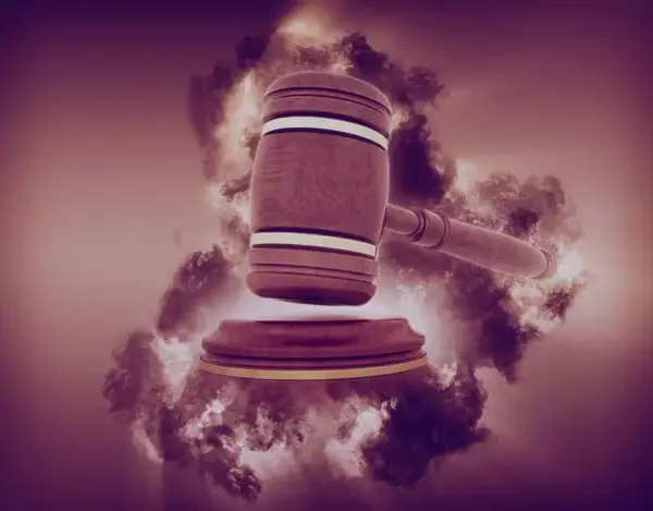 ilustração de martelo de juiz sendo batido fazendo alusão a GD LEI 14300 que define regras sobre o uso de energia solar e seu orçamento