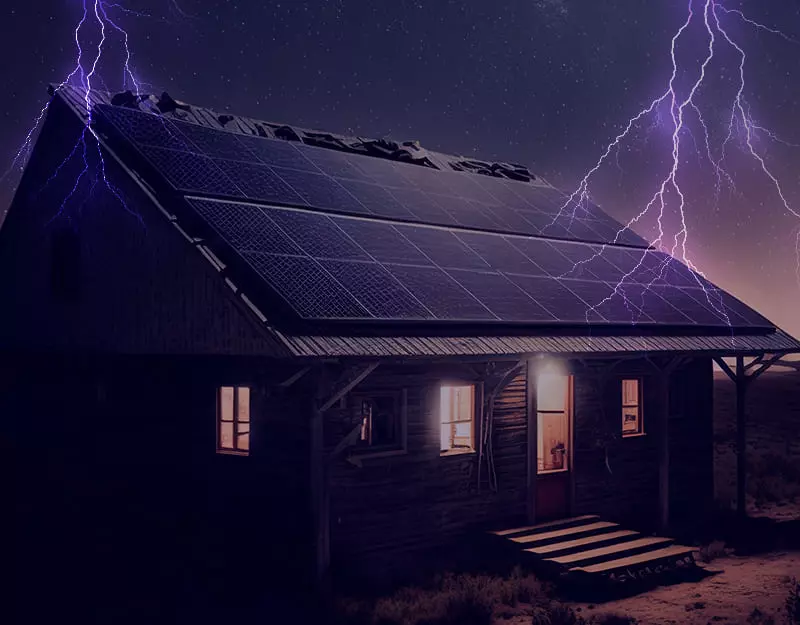 imagem de casa sendo atingida por raios para ilustrar a importância da aprendizagem sobre aterros em usinas solares e projetos solares