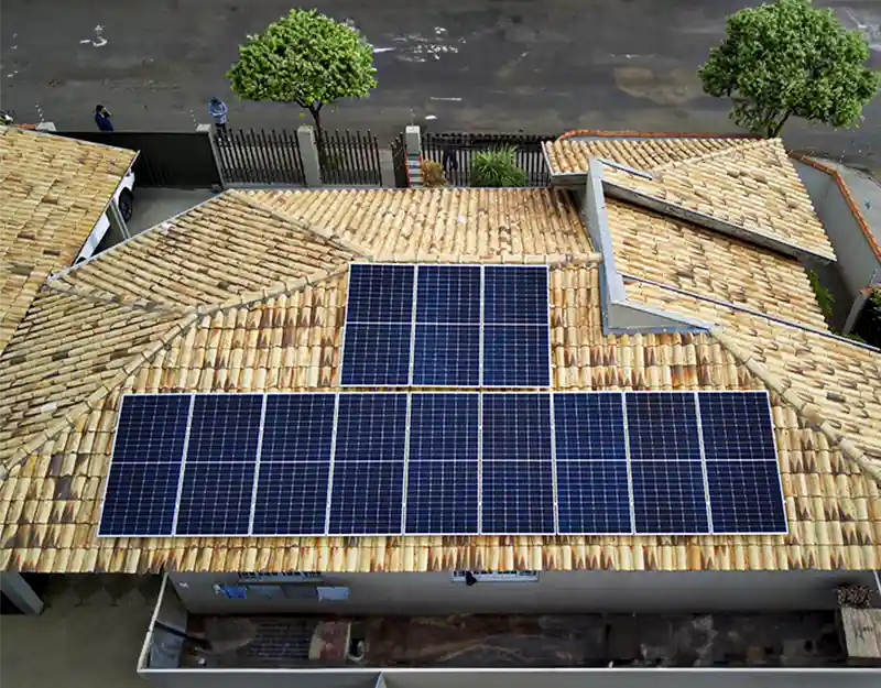 vista de cima de painéis solares para micro geração de energia