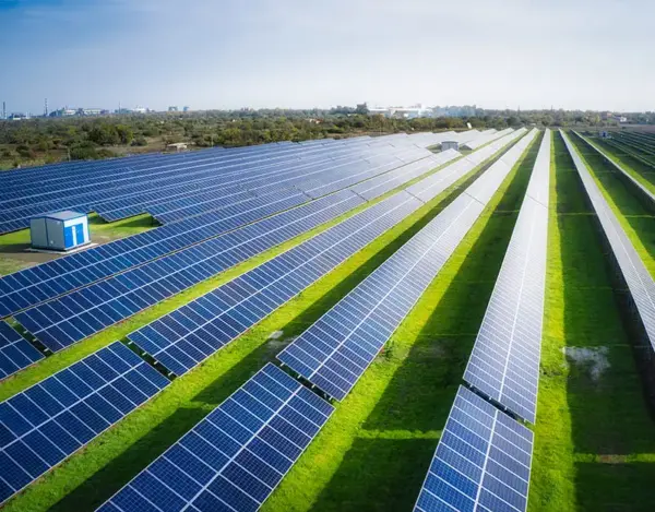 usinas solares vista de cima, com sol sendo refletido em placas solares